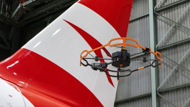 Австрийские авиалинии решили использовать дроны в качестве техинспекторов. Роботы будут летать вокруг самолетов и искать неполадки