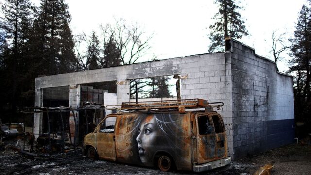 Художник создал серию граффити на развалинах Парадайса, который полностью сгорел во время пожаров в Калифорнии