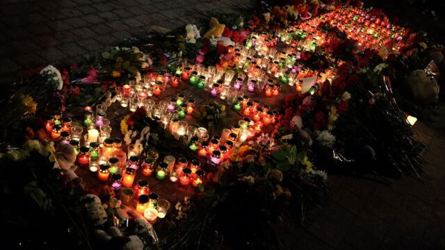 В десятках стран прошли акции в память о жертвах трагедии в Кемерове: фотогалерея