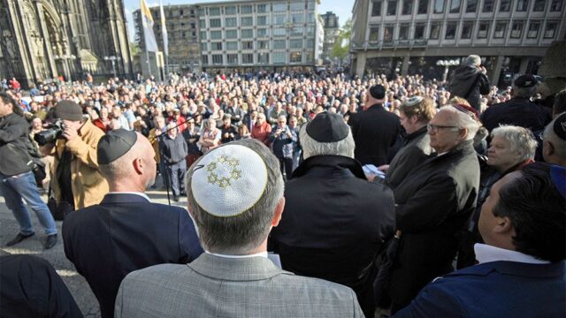 Уполномоченный правительства Германии рекомендовал евреем не носить кипы из-за роста антисемитизма