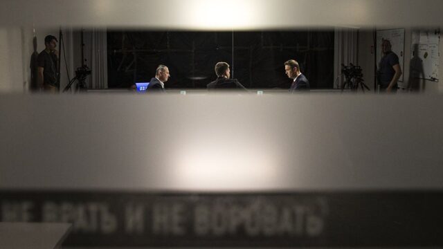 Навальный провел дебаты со Стрелковым: поговорили о коррупции, Западе и Донбассе