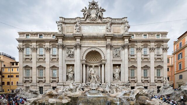 Римская мэрия решила забрать у католической церкви монеты, которые туристы кидают в фонтан Треви