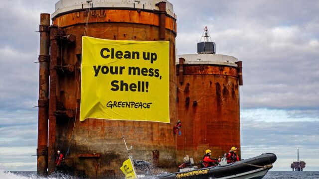 Активисты «Гринпис» забрались на нефтяные платформы Shell в Северном море