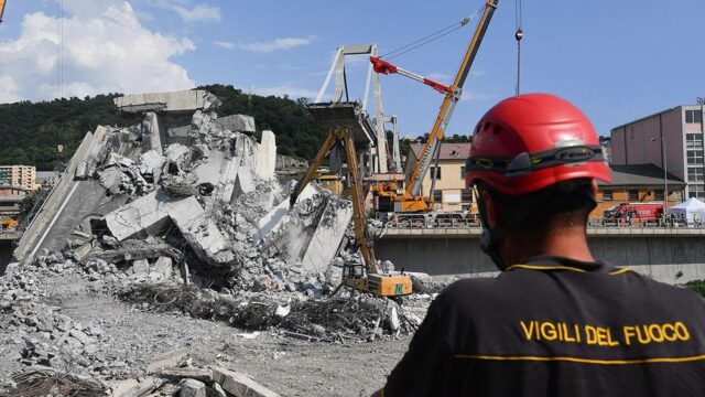 В Генуе под завалами обрушившегося моста нашли машину с погибшими