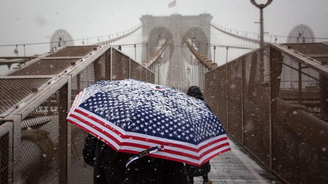 «Есть что-то волшебное в Нью-Йорке в снегопад». Первая метель года в Большом Яблоке: фотогалерея