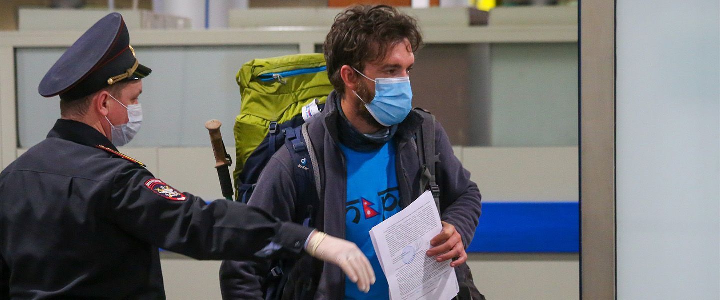 В аэропортах России проверят на коронавирус всех прилетающих из Индии