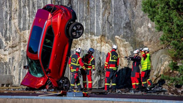 Volvo сбросила 10 своих автомобилей с высоты 30 метров, чтобы помочь спасателям