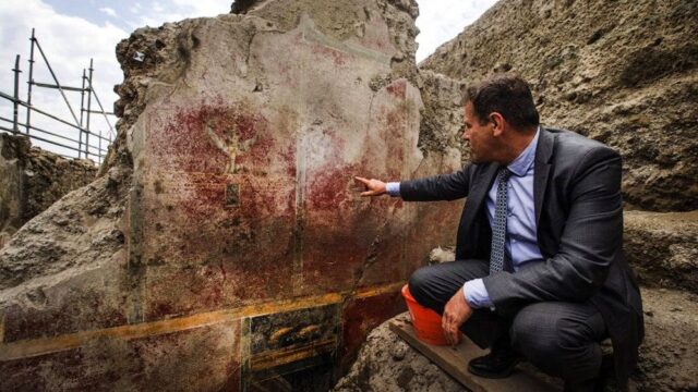 В Помпеях раскопали новые фрески: фотогалерея
