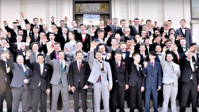 В Висконсине расследуют публикацию фотографии, на которой старшеклассники изображают нацистское приветствие
