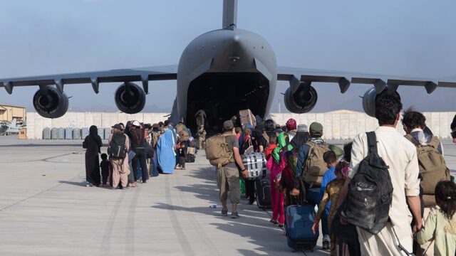 США возобновили эвакуацию из аэропорта Кабула