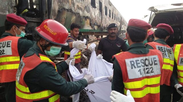 В Пакистане при пожаре в поезде погибли больше 60 человек