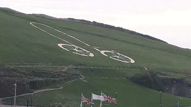 В Британии на холме разместили картонный велосипед в честь Tour of Britain, а пранкеры сделали из него пенис