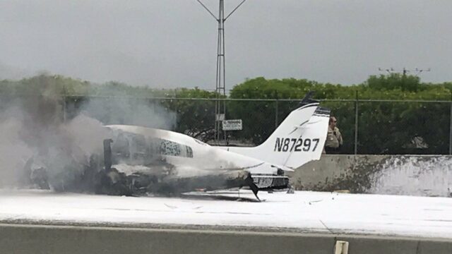 В Калифорнии самолет упал на автотрассу. Никто не погиб