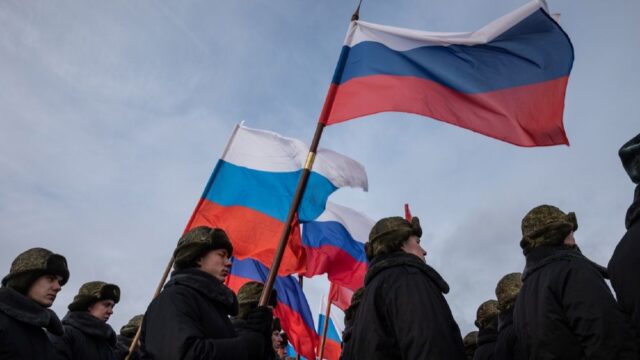 Путин подписал закон о праве иностранцев в России заключать контракт о военной службе только один раз
