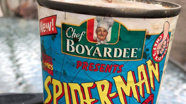 Пользователь твиттера вскрыл упаковку консервов «Человек-паук» 1995 года. Зрелище только для больших фанатов супергероя