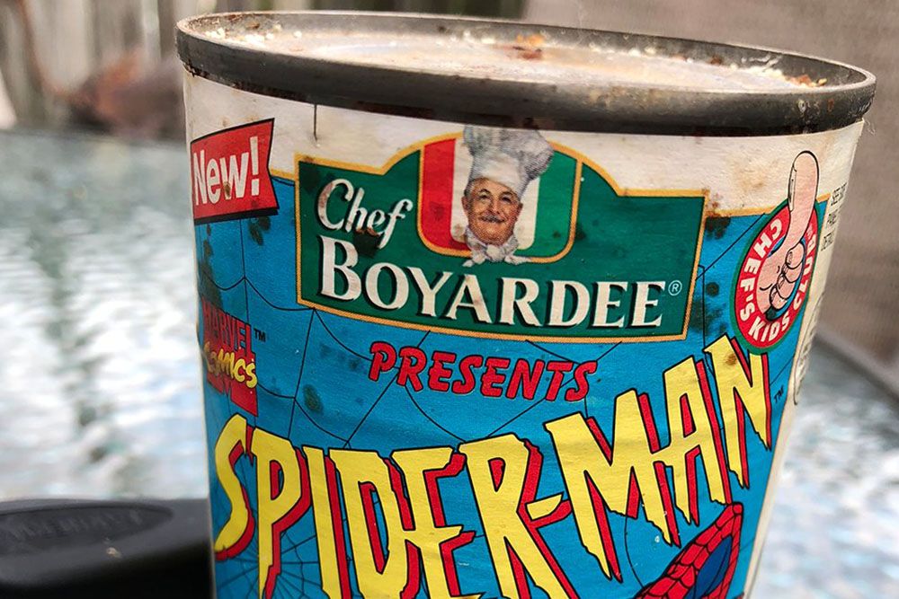 Пользователь твиттера вскрыл упаковку консервов «Человек-паук» 1995 года. Зрелище только для больших фанатов супергероя