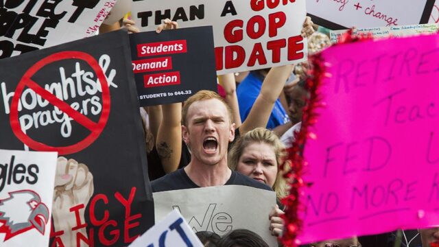 В США тысячи школьников вышли на акцию против вооруженного насилия
