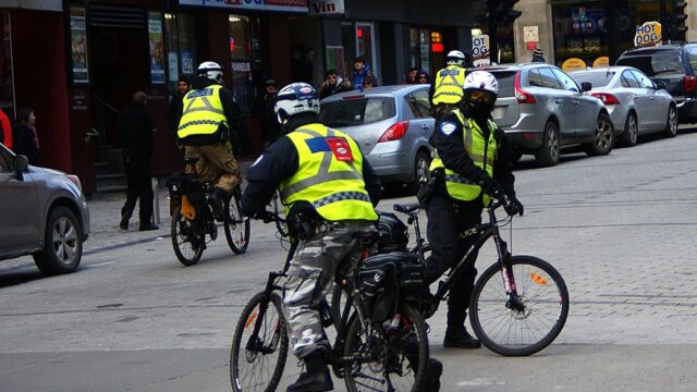 В Канаде полицейские на велосипедах задержали одного из самых разыскиваемых в США преступников