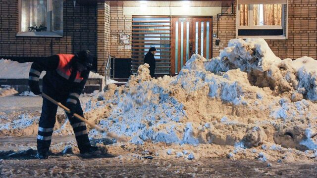 Собянин потребовал активней убирать снег в московских дворах
