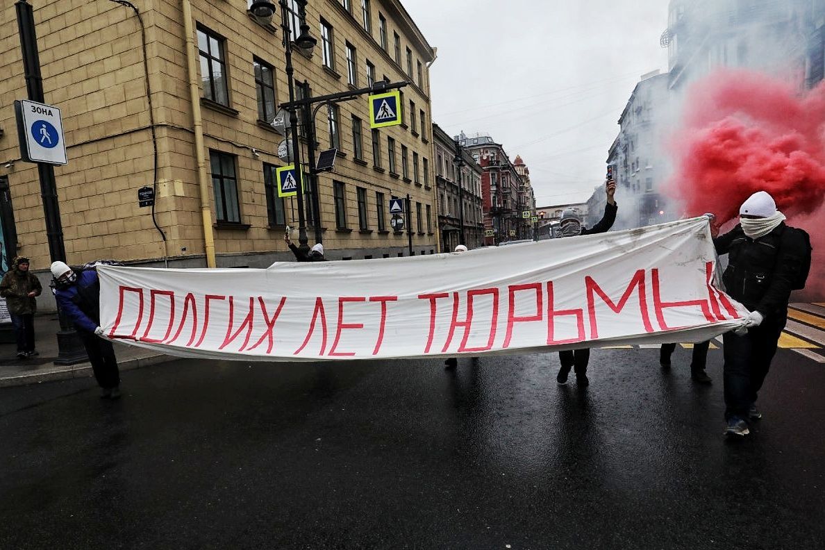 В Петербурге задержали активистов с баннером «Долгих лет тюрьмы» в день рождения Путина: фотогалерея
