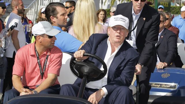 В гольф-клубах Трампа повесили фейковые обложки Time с ним. Журнал попросил их снять
