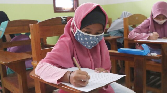 В Индонезии запретили школам требовать от учеников носить мусульманскую одежду