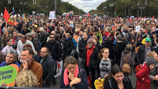 В Берлине прошла демонстрация против «расизма и ненависти в бундестаге»