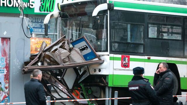 МВД: водитель автобуса врезался в остановку, пытаясь избежать другой аварии