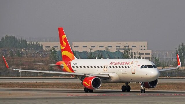 Китайская авиакомпания пожизненно отстранила пилота, который пустил в кабину постороннюю женщину