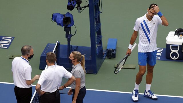 Джоковича сняли с теннисного турнира US Open за попадание мячом в судью