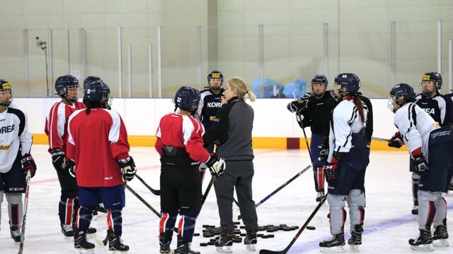 Хоккеистки из Северной и Южной Кореи не смогли понять друг друга на общей тренировке