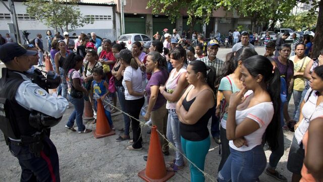 В Венесуэле задержали пятерых полицейских после пожара в тюрьме, где погибли 68 человек