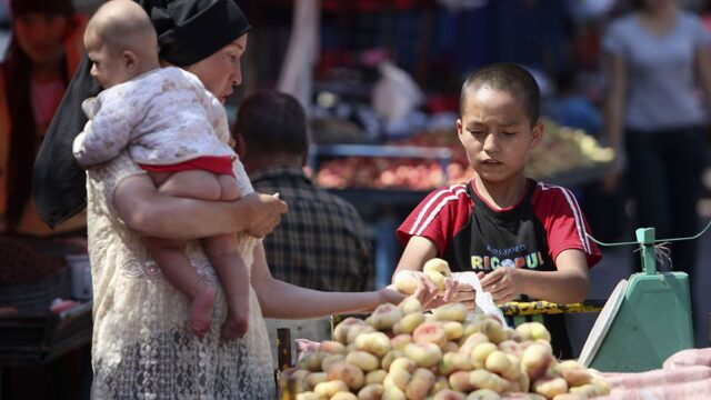 АР: Пекин принудительно контролирует рождаемость уйгуров в Синьцзяне