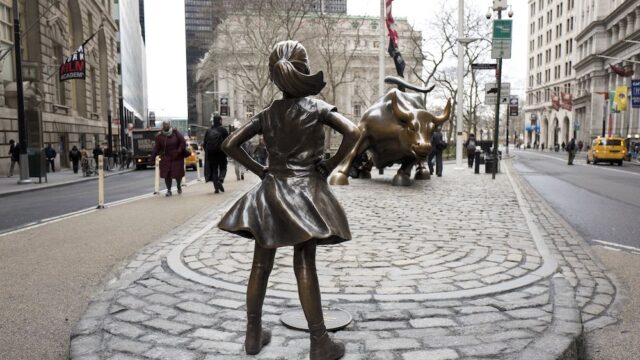 Компанию, установившую скульптуру «Бесстрашная девочка», оштрафовали за дискриминацию женщин
