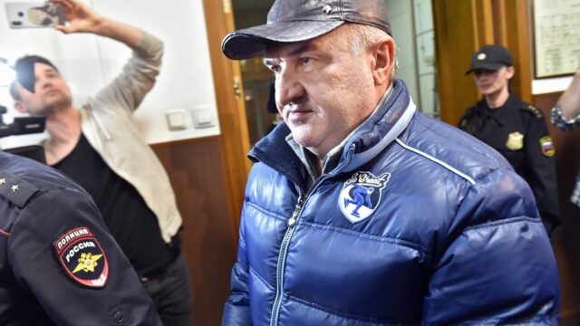 Басманный суд Москвы арестовал недвижимость сенатора Арашукова и его отца