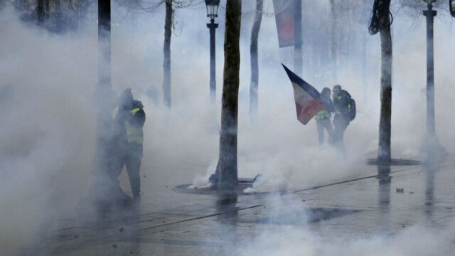 Во Франции полиция применила слезоточивый газ против «желтых жилетов»