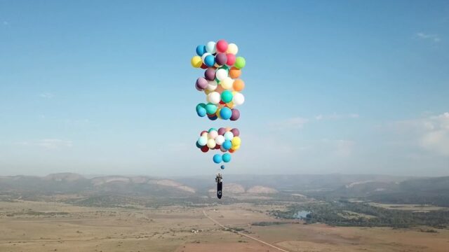 Британец пролетел 25 км на стуле и сотне воздушных шаров