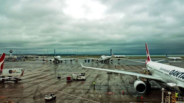 Тысячи пассажиров не смогли вылететь из аэропорта в Окленде из-за проблем с поставкой топлива