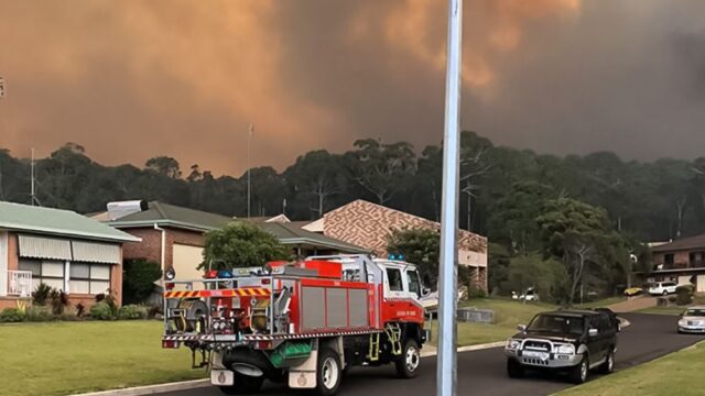 Лесной пожар на юго-востоке Австралии полностью уничтожил десятки домов