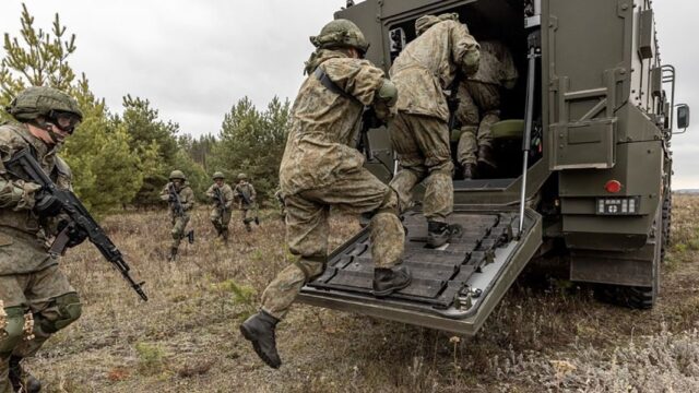 «Похоже, это не тренировка». WP сообщает о скоплении российских войск у границы с Украиной