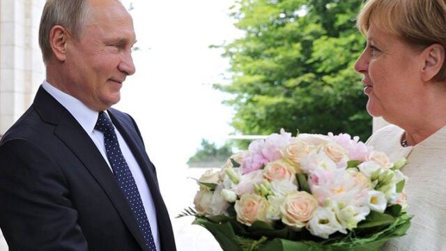 В Госдуме ответили на статью об «оскорбительном» букете Меркель от Путина