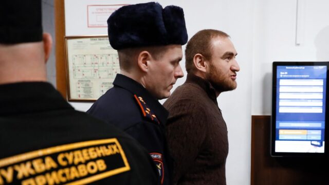 Суд в Москве продлил арест сенатору Рауфу Арашукову