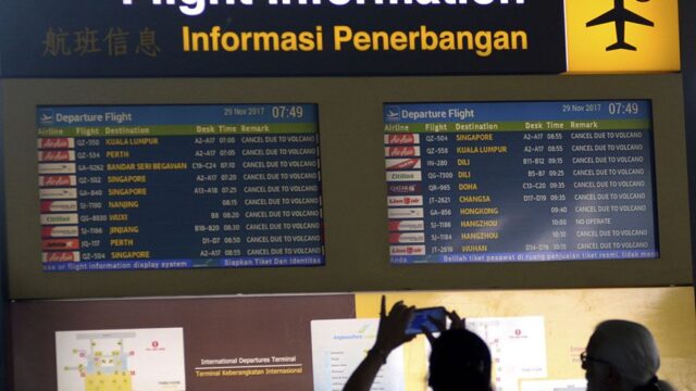 Аэропорт на Бали возобновил работу