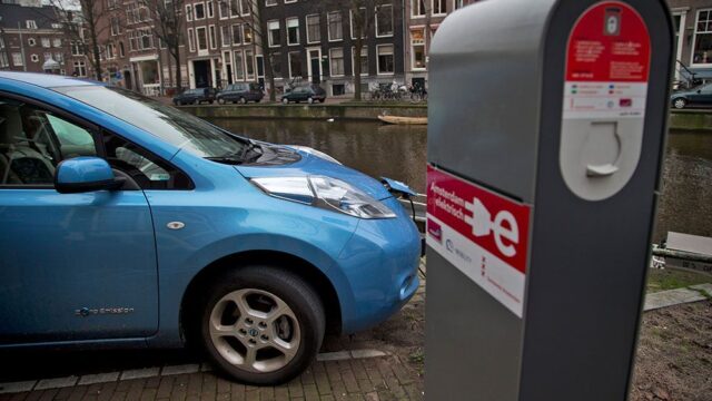 В Амстердаме с 2030 года запретили автомобили на бензине и дизельном топливе