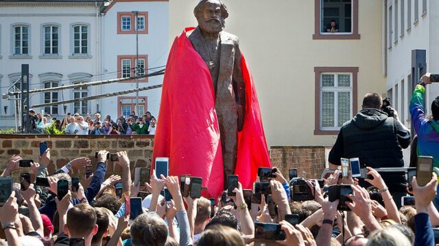 Китай подарил родному городу Карла Маркса его статую в честь 200-летнего юбилея философа