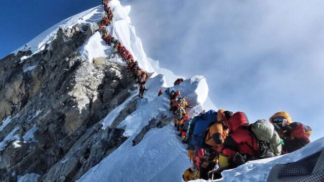 За неделю в очереди на Эвересте погибли семь альпинистов