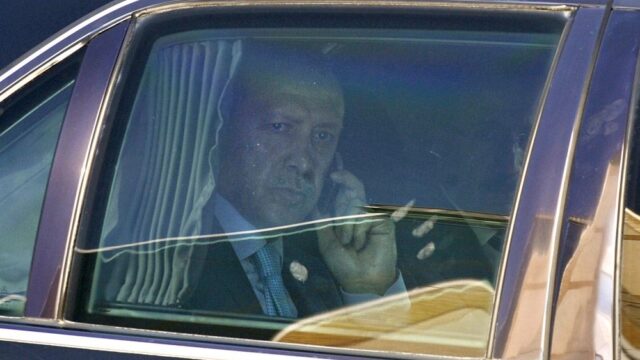 Эрдоган поздравил сограждан с годовщиной провала переворота по мобильному телефону