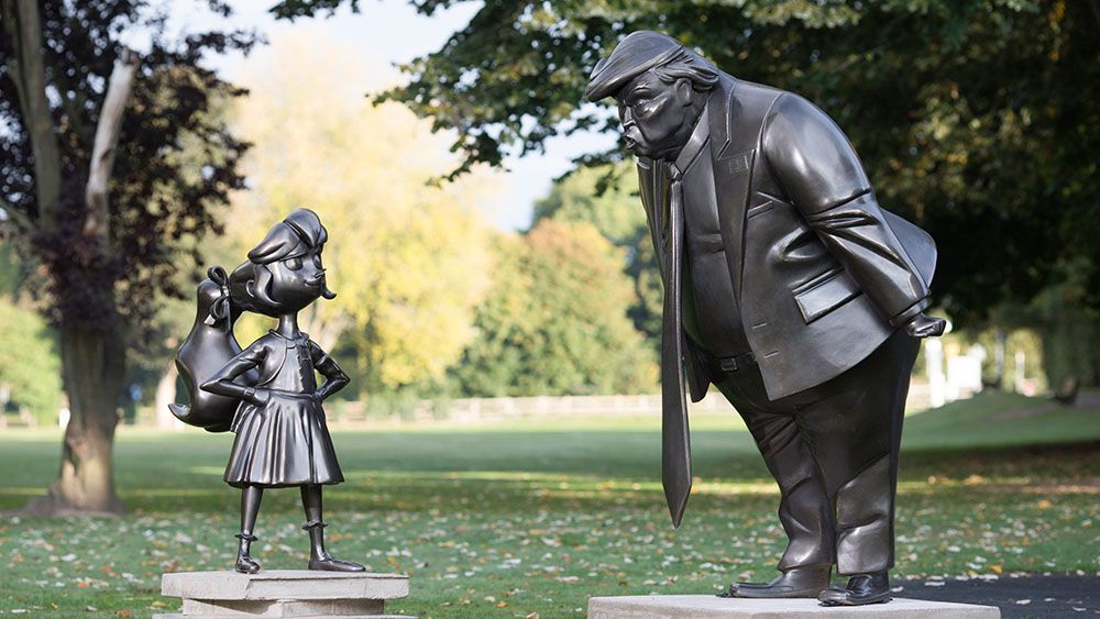 В Великобритании поставили памятник героине детской книжки, которая бросает вызов Трампу