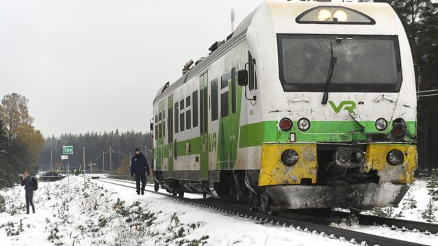 В Финляндии пассажирский поезд столкнулся с БТР. Есть погибшие