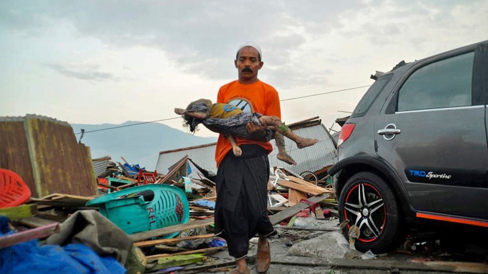 В Индонезии при землетрясении и цунами погибли почти 400 человек